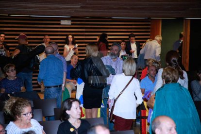 Costava ahir, a les 18.00 hores, trobar algú que no estigués pendent de Puigdemont. Al final, va ser a les 19.00 i hi va haver divisió d'opinions: uns alegres i d'altres, decebuts.