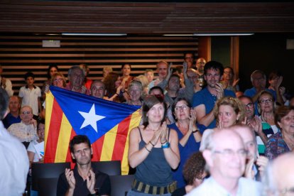 Costava ahir, a les 18.00 hores, trobar algú que no estigués pendent de Puigdemont. Al final, va ser a les 19.00 i hi va haver divisió d'opinions: uns alegres i d'altres, decebuts.