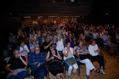 Costava ahir, a les 18.00 hores, trobar algú que no estigués pendent de Puigdemont. Al final, va ser a les 19.00 i hi va haver divisió d'opinions: uns alegres i d'altres, decebuts.