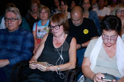 Costava ahir, a les 18.00 hores, trobar algú que no estigués pendent de Puigdemont. Al final, va ser a les 19.00 i hi va haver divisió d'opinions: uns alegres i d'altres, decebuts.