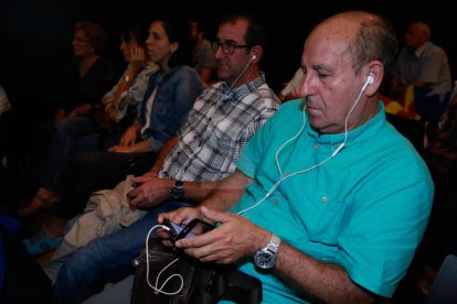 Costava ahir, a les 18.00 hores, trobar algú que no estigués pendent de Puigdemont. Al final, va ser a les 19.00 i hi va haver divisió d'opinions: uns alegres i d'altres, decebuts.