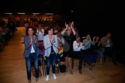 Costava ahir, a les 18.00 hores, trobar algú que no estigués pendent de Puigdemont. Al final, va ser a les 19.00 i hi va haver divisió d'opinions: uns alegres i d'altres, decebuts.