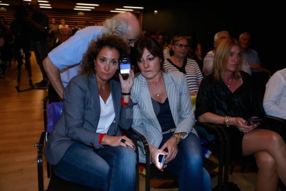 Costava ahir, a les 18.00 hores, trobar algú que no estigués pendent de Puigdemont. Al final, va ser a les 19.00 i hi va haver divisió d'opinions: uns alegres i d'altres, decebuts.