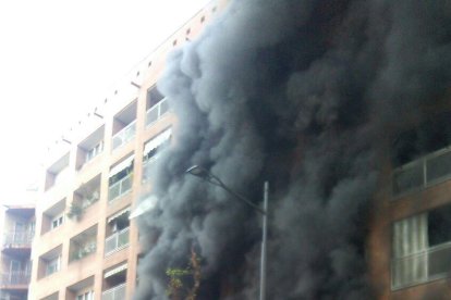 Una imagen del incendio de este jueves en la calle Baró de Maials de Lleida