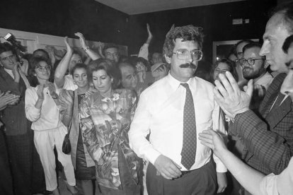 Un empat a deu entre CiU
i el PSC i un pacte amb AP i el grup de Freixes va permetre
que Manel Oronich fos paer en cap durant dos anys.