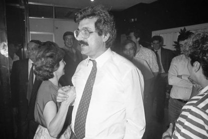 Un empat a deu entre CiU
i el PSC i un pacte amb AP i el grup de Freixes va permetre
que Manel Oronich fos paer en cap durant dos anys.