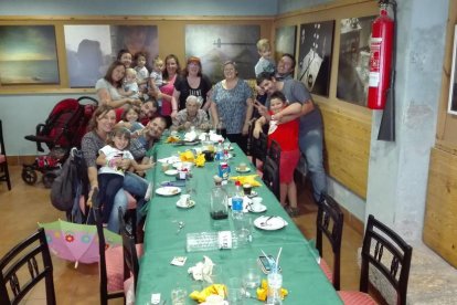 Felicita els teus familiars i amics pel seu aniversari, sant, casament enviant fotos a cercle@segre.com