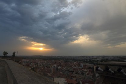 La calor, les tempestes, el paisatge groc i sec.