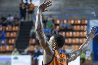 Marc Rubín de Celis intenta una penetració davant de la defensa de Soluade.