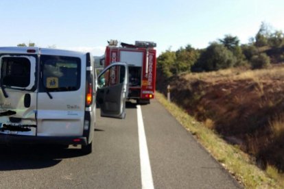 Vista de la furgoneta i de la moto després de l’accident ahir a l’N-230 a Benavarri.