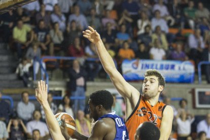 Borja Comenge, alliçonant els seus homes durant el partit.