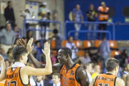 Borja Comenge, alliçonant els seus homes durant el partit.