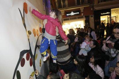 Los niños colgaron mensajes sobre cómo quieren que sea la ciudad en el futuro en este “árbol” instalado en la plaza Paeria.