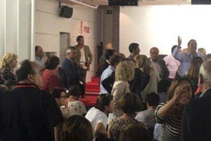 Operatiu policial als voltants de la seu del PSOE al madrileny carrer de Ferraz.