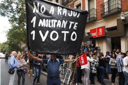 Operatiu policial als voltants de la seu del PSOE al madrileny carrer de Ferraz.