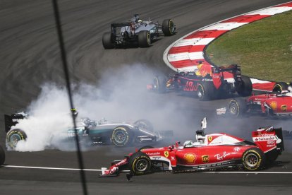 Daniel Ricciardo celebra la victòria a Sepang al costat de Nico Rosberg, eufòric després d’incrementar l’avantatge al capdavant del Mundial.