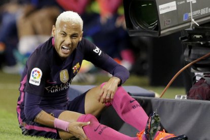 Neymar es dol del genoll per l’entrada d’un rival.