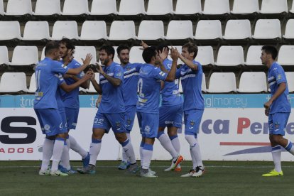 El Turu Flores dóna explicacions a l’àrbitre, que li acaba de mostrar la targeta roja com a conseqüència de dos grogues. Al seu costat, el seu company Christian Alfonso.