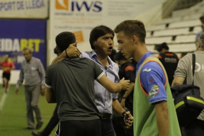 Fran Moreno, que va ser substituït per l’expulsió del Turu Flores al primer temps, és objecte d’una clara falta, davant de la mirada d’Òscar Rubio.