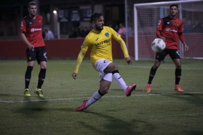 Guillem Martí, que tuvo una gran ocasión, intenta controlar un balón en una acción del partido de ayer.