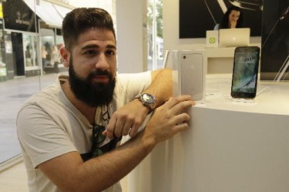 Ainhoa, 20 anys ■ “He tingut abans el 4 i el 6. Aquest últim me’l van robar a l’estiu i ja vaig decidir esperar-me al nou. En tenia moltes ganes i he tingut molta sort de ser de les primeres.”