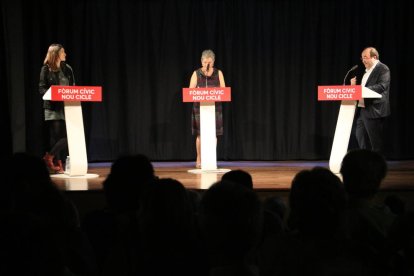 El president de la gestora del PSOE, Javier Fernández, al centre de la imatge.