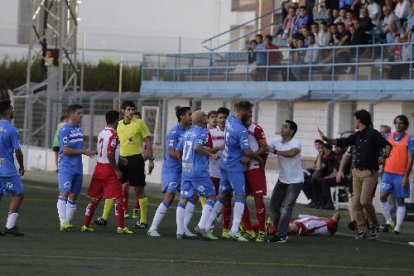 Òscar Rubio, que va estar molt actiu, intenta desbordar un rival.