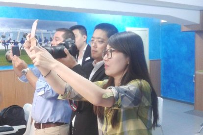 Xavi Orobitg, que va fer de traductor d’anglès, He Jun i Jordi Esteve, ahir durant la roda de premsa a les instal·lacions del Lleida Esportiu.