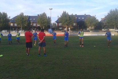 Xavi Orobitg, que va fer de traductor d’anglès, He Jun i Jordi Esteve, ahir durant la roda de premsa a les instal·lacions del Lleida Esportiu.