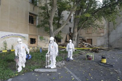 Retiren el fibrociment de l'antic edifici de Magisteri