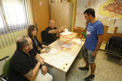 Enric Dalmau, de la llista guanyadora de la FCAC, en el moment de votar a les Borges Blanques.