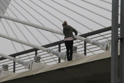 Ciutadans van evitar, amb la seua intervenció, que la jove es precipités.