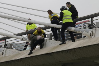 Ciutadans van evitar, amb la seua intervenció, que la jove es precipités.