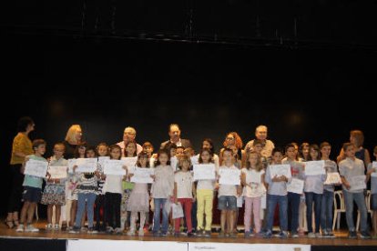 Els nens participants del concurs ensenyant els dibuixos.