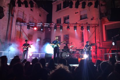 Una comerciant de Lleida tanca la persiana de l’establiment.