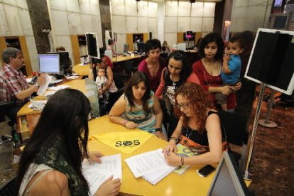 Una comerciant de Lleida tanca la persiana de l’establiment.