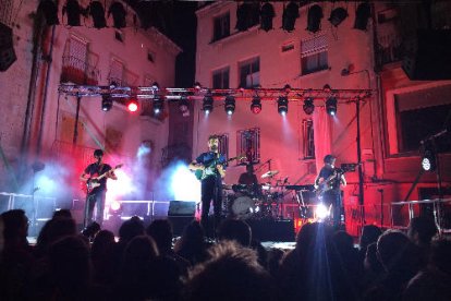 Una comerciant de Lleida tanca la persiana de l’establiment.