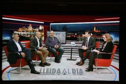 Una comerciant de Lleida tanca la persiana de l’establiment.
