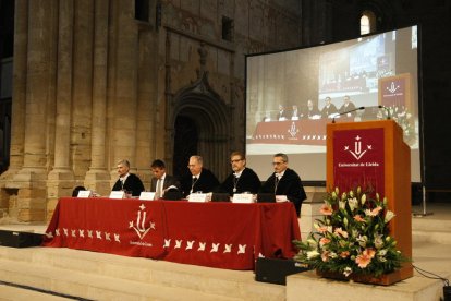 La catedràtica emèrita de la Universitat Autònoma de Barcelona Victòria Camps va pronunciar la lliçó inaugural del curs.