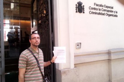 El concejal del Comú Carlos González, ayer ante la Fiscalía.