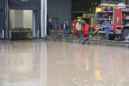 L’aigua va esfondrar part d’un habitatge al centre, va inundar la piscina coberta i va arrossegar alguns vehicles aparcats als carrers del nucli antic.