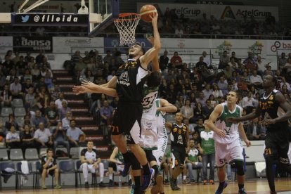 Garret Nevels deixa una safata sense cap oposició a la cistella extremenya.