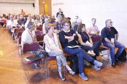 Núria Solé i delegats de la UGT ahir al Saló Víctor Siurana.