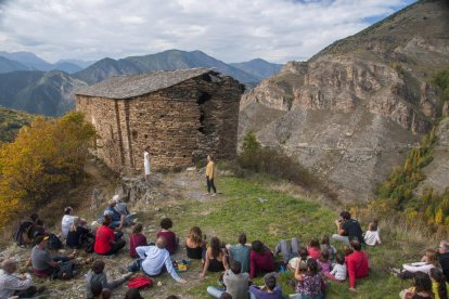 Intervenció artística sobre el món rural, amb la participació de veïns.