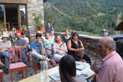 Intervenció artística sobre el món rural, amb la participació de veïns.