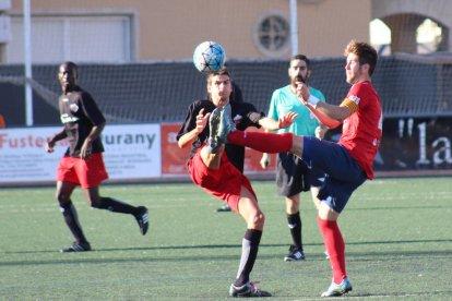 Un jugador de l’Alpicat prova la centrada.