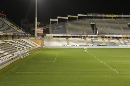 La col·locació de les porteries i el marcatge de les línies del terreny de joc van ser dos dels treballs d’ahir al Camp d’Esports.