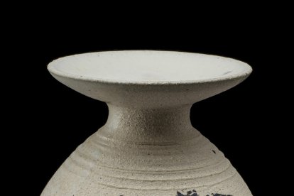 Les mans dels dos artistes, a la imatge esquerra, i a les següents, primers plans d’algunes de les peces exposades.