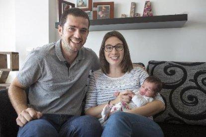 Oriol i Olalla amb els seus fills: Zoila (7), Sibil·la (4) i Ícar (1 mes).