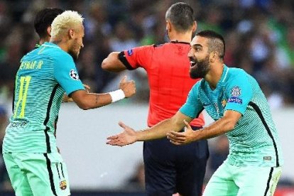 Arda i Neymar celebren l’1-1 aconseguit pel turc a passada del brasiler.